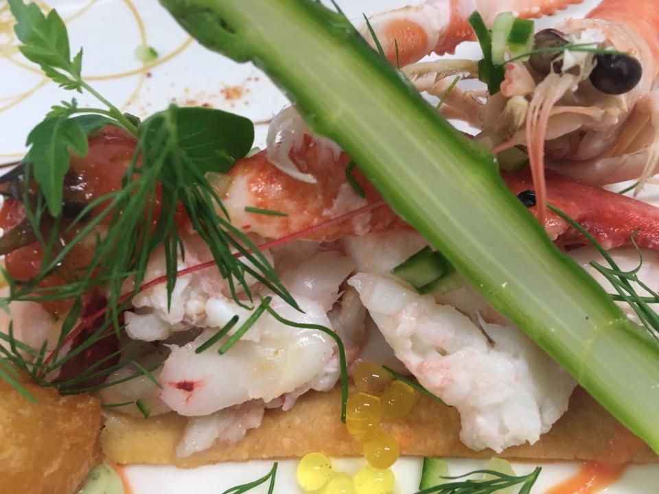 Sablé de langoustines aux asperges vertes